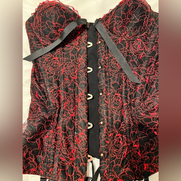 Red and black corset with metal boning. Never worn - Picture 2 of 4